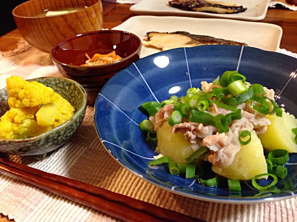 Snapdishの料理写真:くららさんの塩だけでウマ~♡ジャガイモと豚バラの煮物、カリフラワーのカレーマリネ、人参のそぼろ和え、鰆の西京焼き、豆腐とほうれん草の味噌汁、ごはん(写っていませんが…)|サチさん