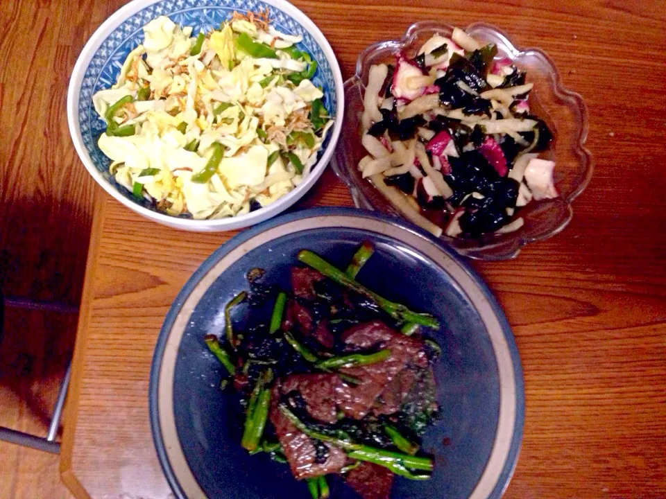 牛モモ肉とおはなの大蒜醬油炒め・蛸の山葵酢の物・ピーマンとキャベツの蒸し野菜のカリカリ雑魚のトッピング|Tarou  Masayukiさん