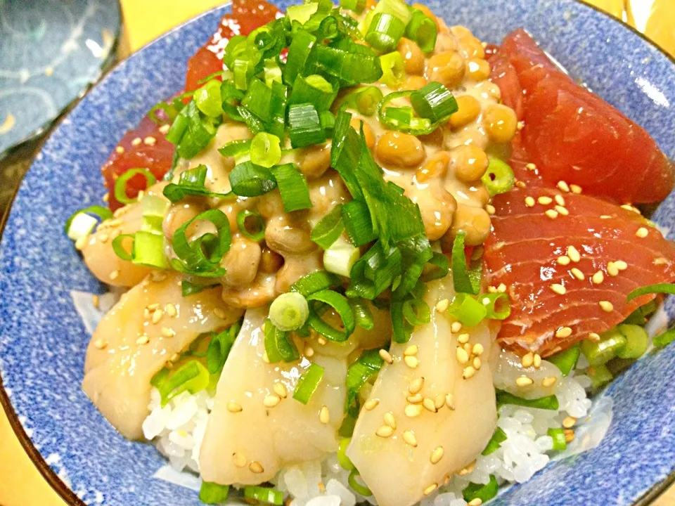 まぐろと帆立の漬け丼納豆のせ|虎太郎くん。さん