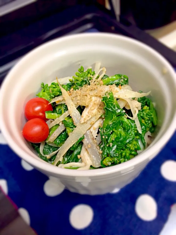 菜の花とごぼうとチキンのごま味噌マヨ和え❤︎|みったんさん