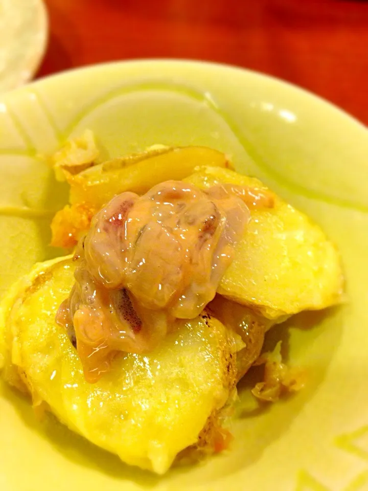 ジャガイモのチーズ焼き塩辛のせ Grilled cheese potato with fermented squid and innards.|Funky Chefさん