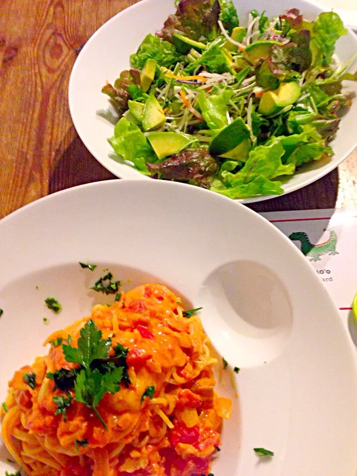 ベーコンと海老のトマトクリームパスタ🍅アボカドとたっぷり野菜のサラダ🍀|まみりんごさん