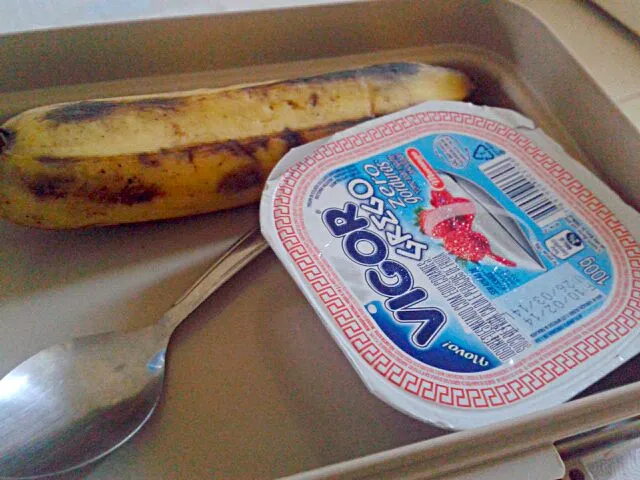 08/03/2014 - lanche da tarde

banana + iogurte grego zero de morango|Gabriela Baptistaさん