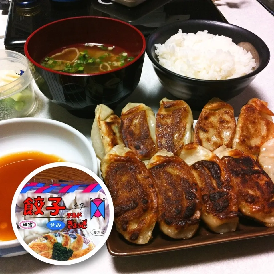 Snapdishの料理写真:140309-セミギョウザ/インスタント味噌汁/ご飯 ¥150 夕食 #自炊|dune725さん