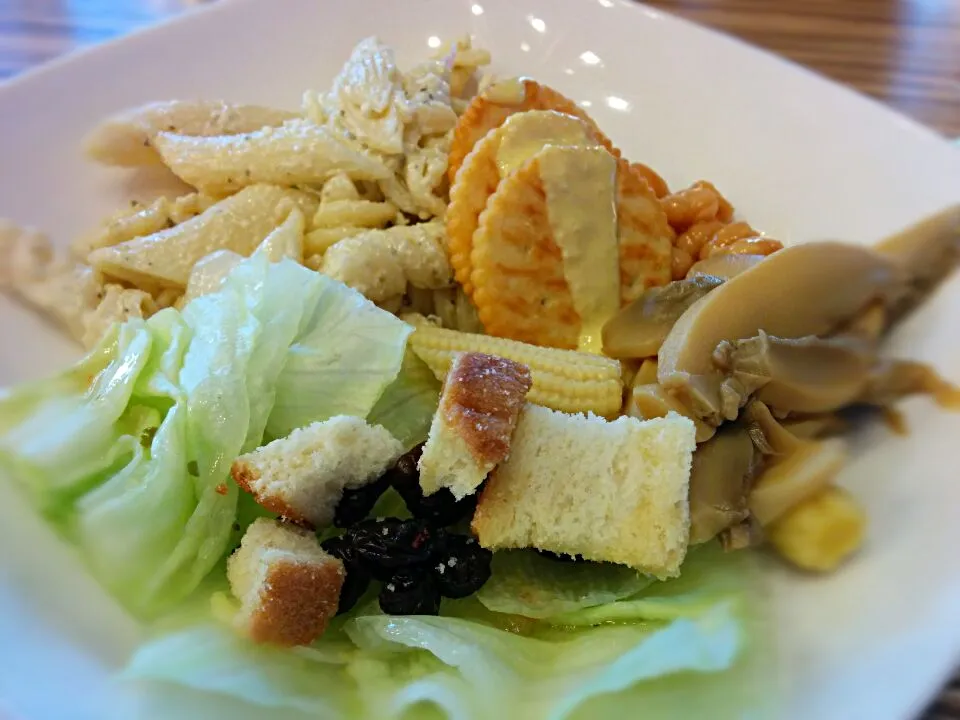 salad bar: lettuce croutons mushrooms and pasta|Ernさん