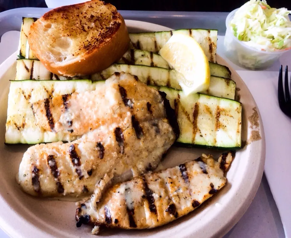 Grilled Tilapia with Zucchini, Garlic Bread, and Coleslaw|sooprcoolchicaさん