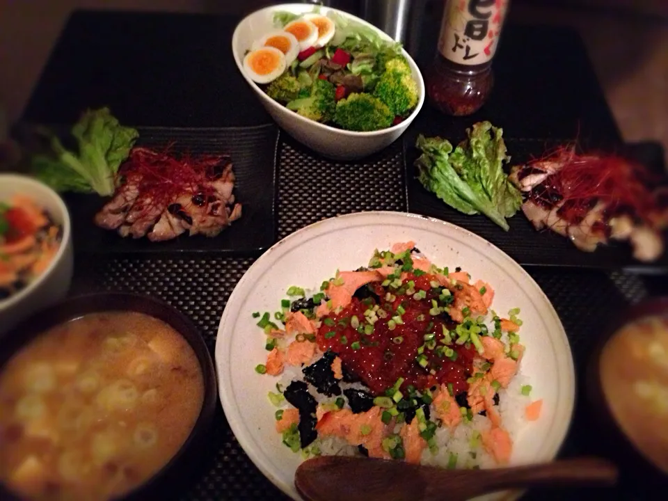 Snapdishの料理写真:鮭いくら丼、鶏肉の山賊焼き、なめこと豆腐のお味噌汁、サラダ|ayumiさん