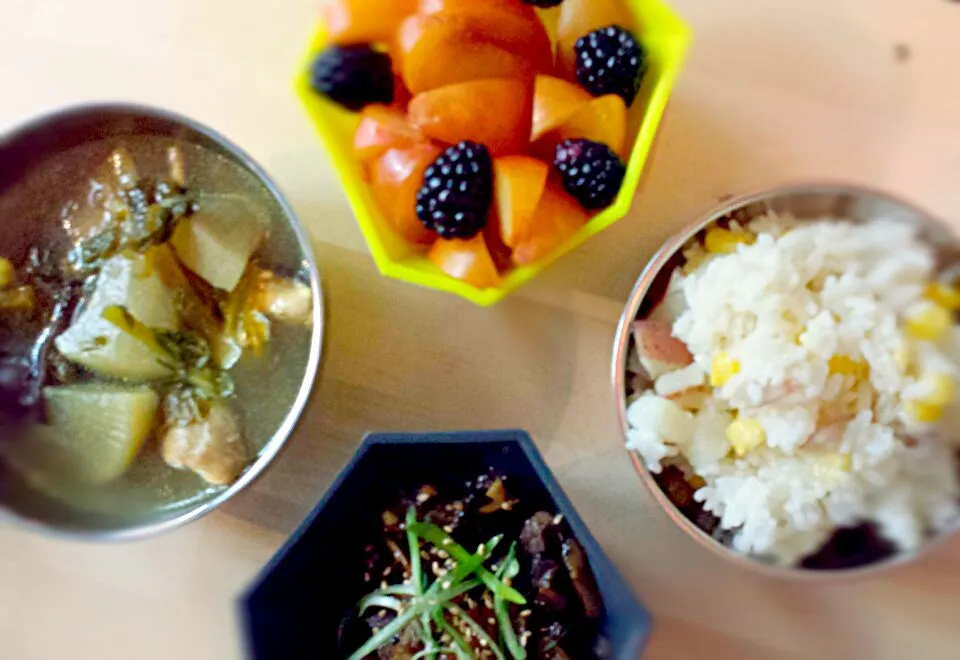 Snapdishの料理写真:My Lunch - Beef bulgogi, rice, fruit, and soup.|Kompeito_cooksさん