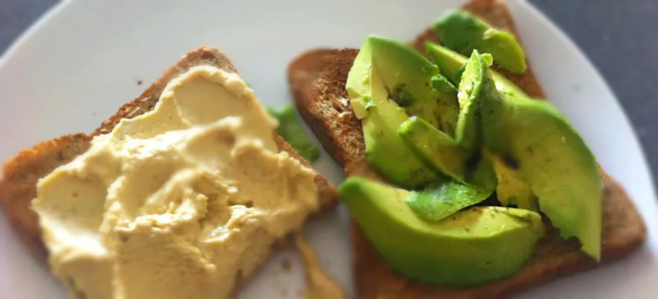 Snapdishの料理写真:Houmous and avacado on toast|🍓Jolejo🍓さん