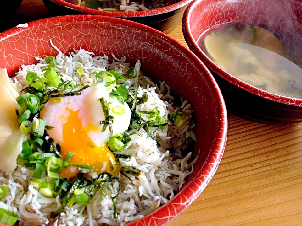 ♡釜揚げしらすの半熟卵丼＆ハマグリの味噌汁♡|chi-zuさん