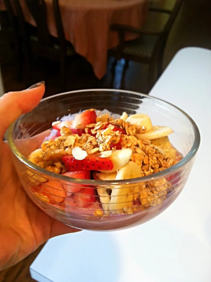 Blueberry yogurt, granola and fruit|victoria valerioさん