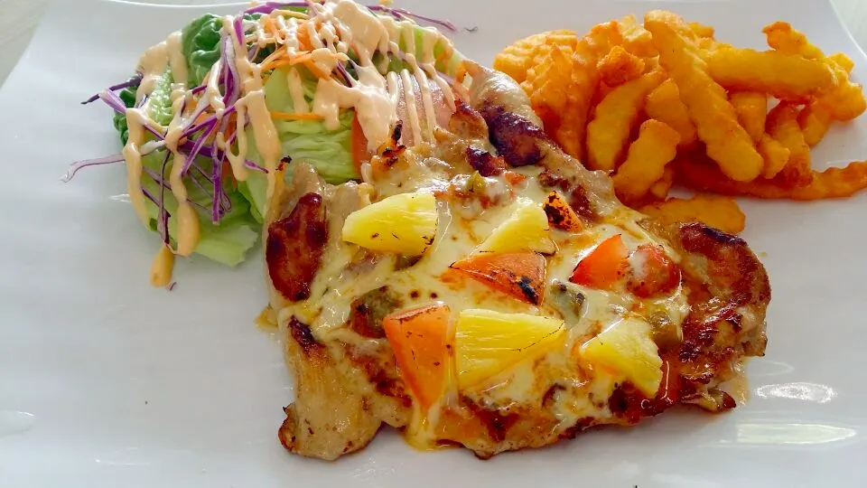 Hawaiian Chicken with French Fries and Salad|Wong Chun Weiさん