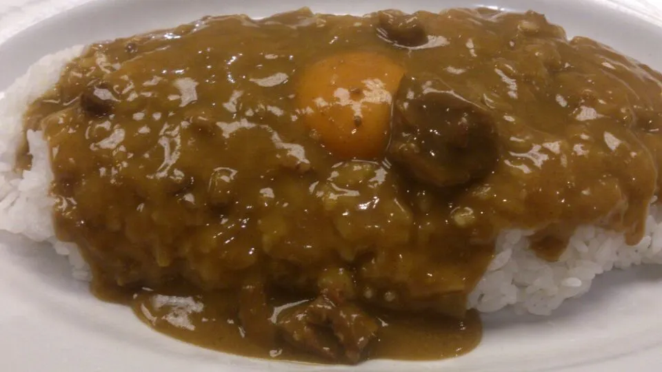 Snapdishの料理写真:昼ご飯時間がなかったのでメンバーの神田とスタンドカレーの名店へ。神田の第一声が「美味しい！」。
最初の甘さと途中からのピリリが最高とのコメント。|SATOSHI OOCHIさん