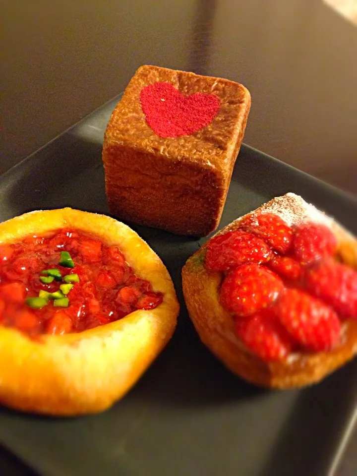 LA BOUTIQUE de Joel Rnbuchonで苺づくしのパン❤🍞🍓|K.Sさん