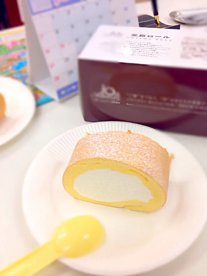 隣りのケーキ屋さんにもらったロールケーキ。さ、仕事終わったし、食べよっと♪|えすとさん