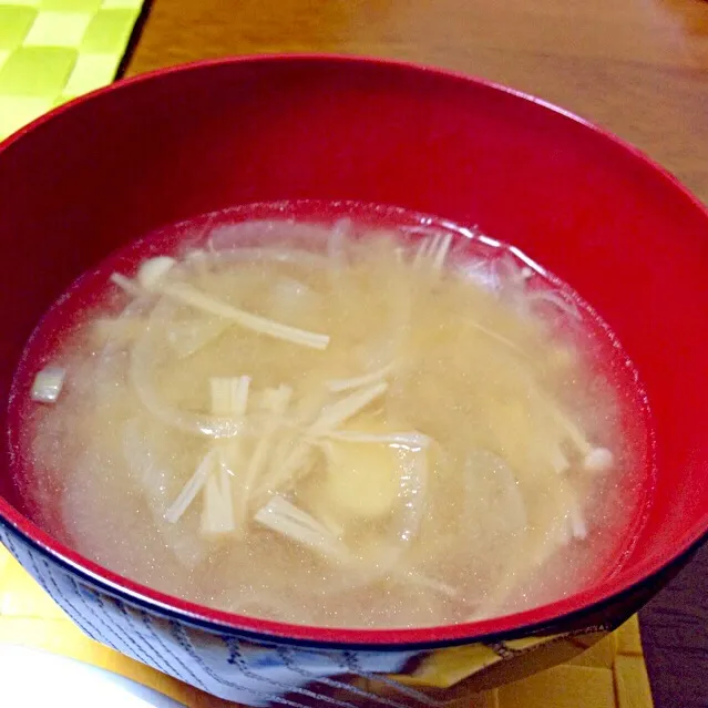 エノキと玉ねぎの味噌汁|舐め子さん