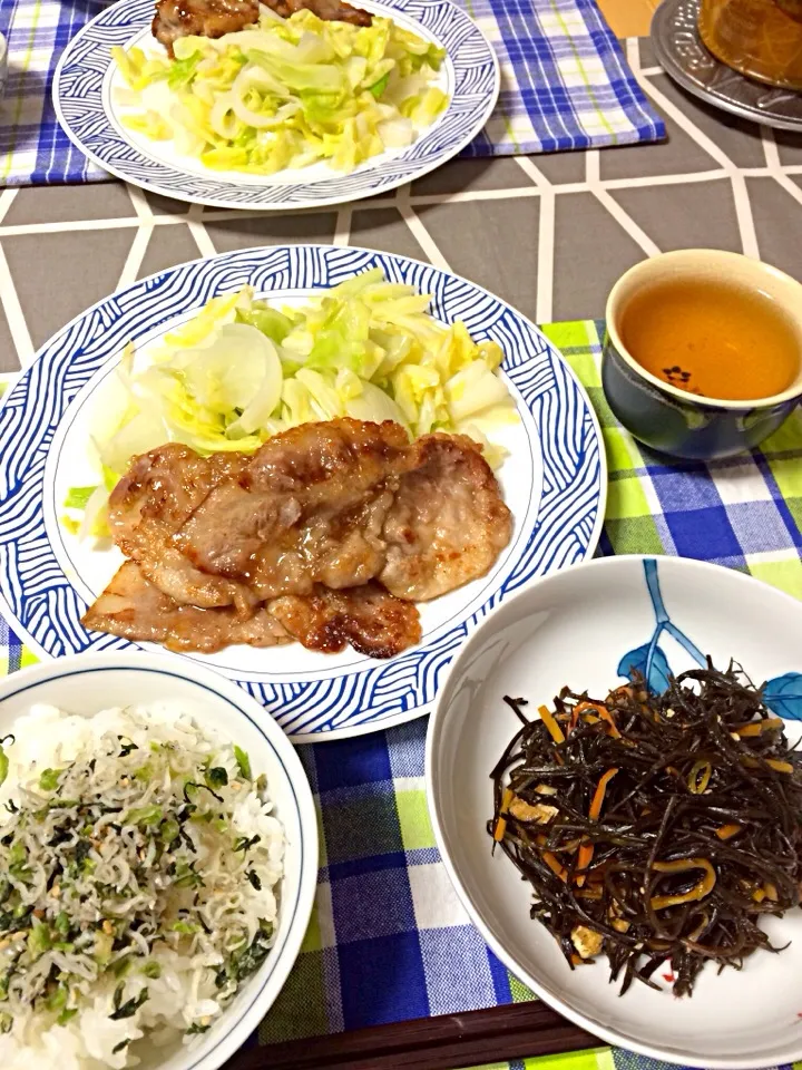 Snapdishの料理写真:豚肉のしょうが焼き、キャベツと玉ねぎの蒸しサラダ、ひじきの炒め煮|マユさん