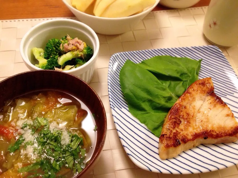 Snapdishの料理写真:メカジキ醤油麹漬、野菜たっぷりスープ  ブロッコリーとコーンのツナ和え  りんご|ikukoさん