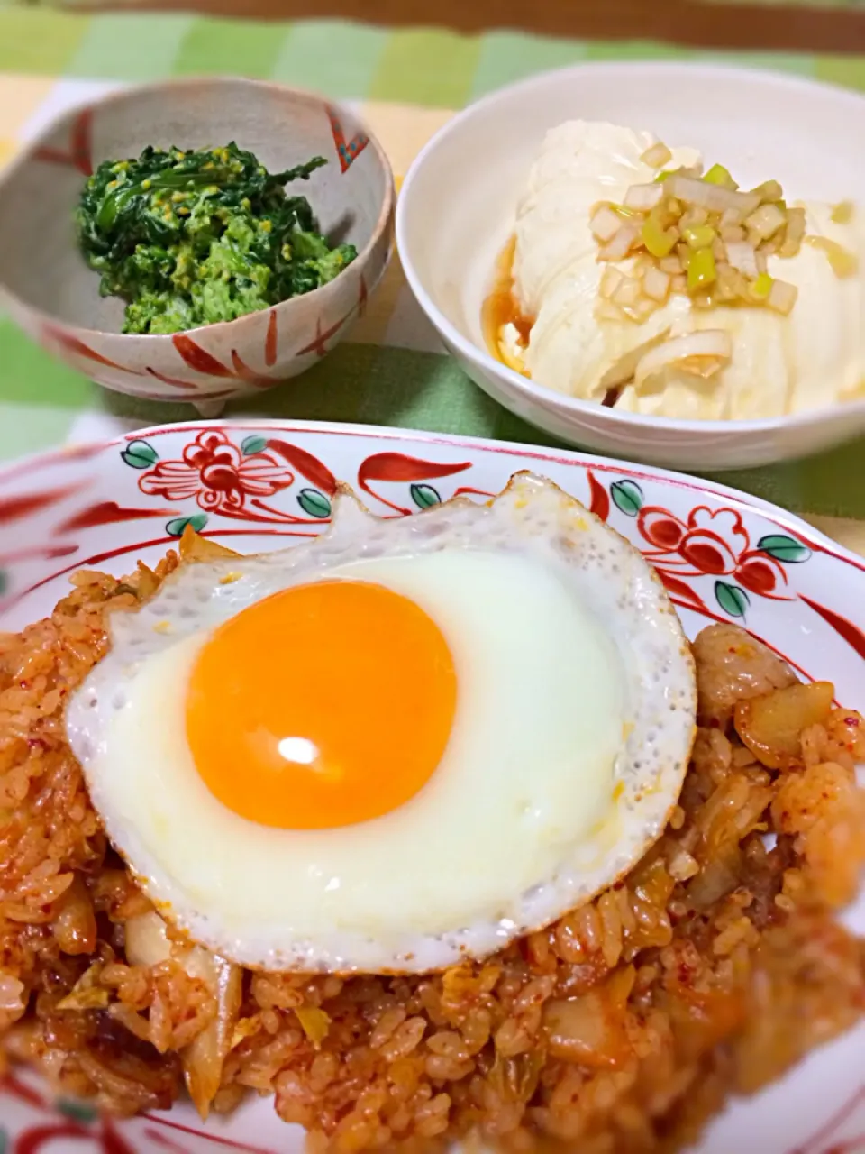 今日のお夕飯。キムチチャーハン、菜の花のマヨネーズ和え、お豆腐。|みきさん