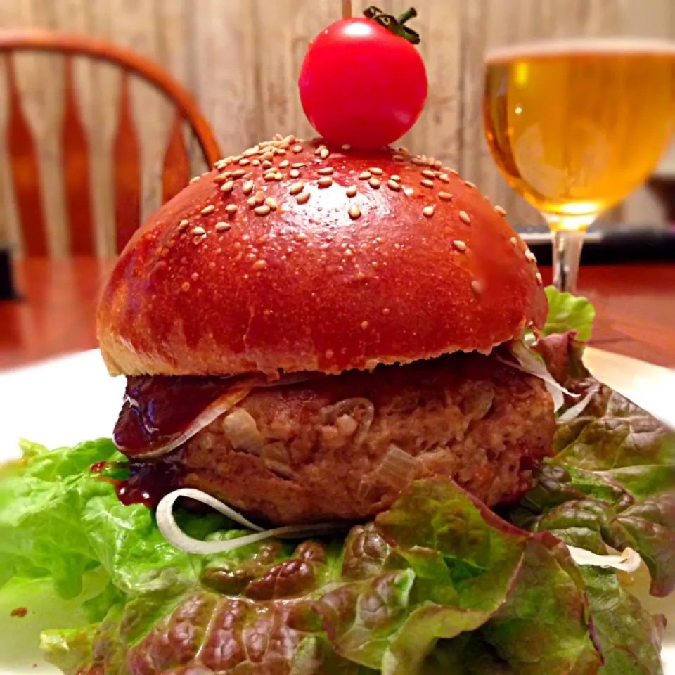 Snapdishの料理写真:バターロールの生地で焼いたバンズパンとてごねハンバーグ♡ ボリュームありすぎ…(･_･;|Sachiko WATANABÉさん