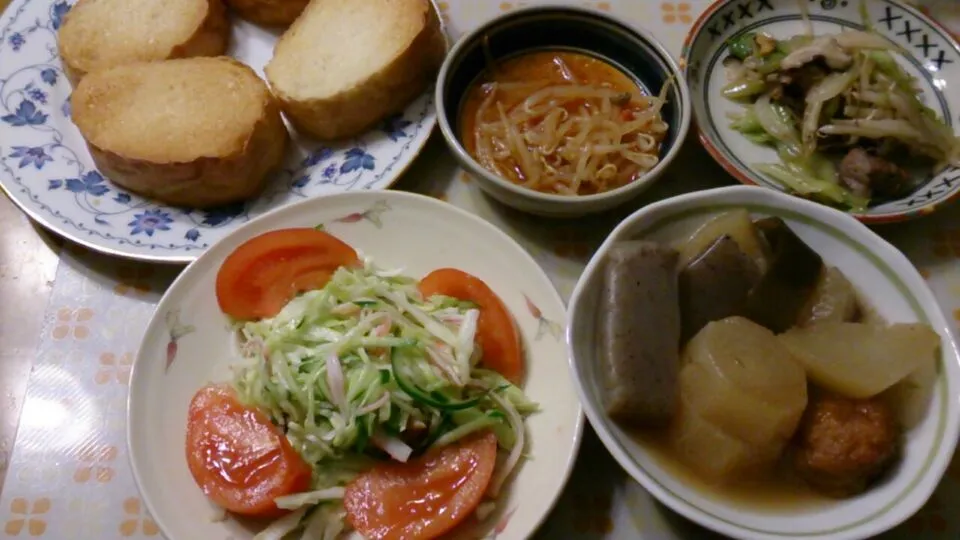 野菜サラダ、おでん、モヤシナムル、もやし炒め、フランスパン|クラキティさん