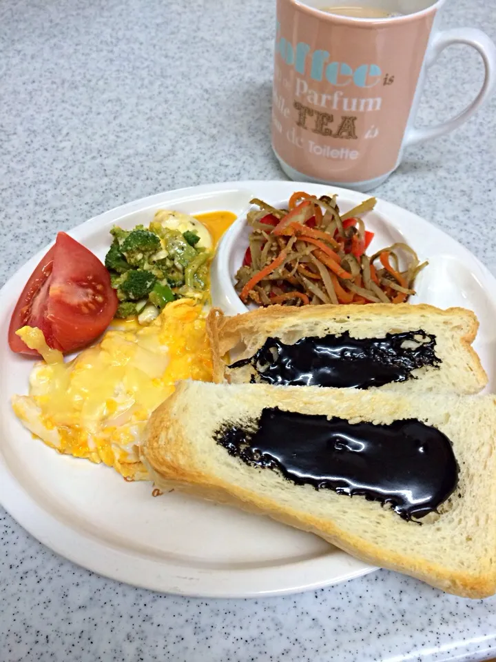 今日の朝食🍀黒ゴマジャムトーストとチーズスクランブルエッグ。きんぴらサラダ|keistyle cookingさん