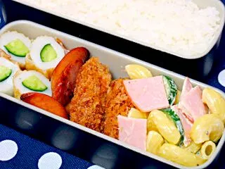 お弁当（ご飯、マカロニサラダ、コロッケ、ウインナー、ちくわきゅうり）|すーさん