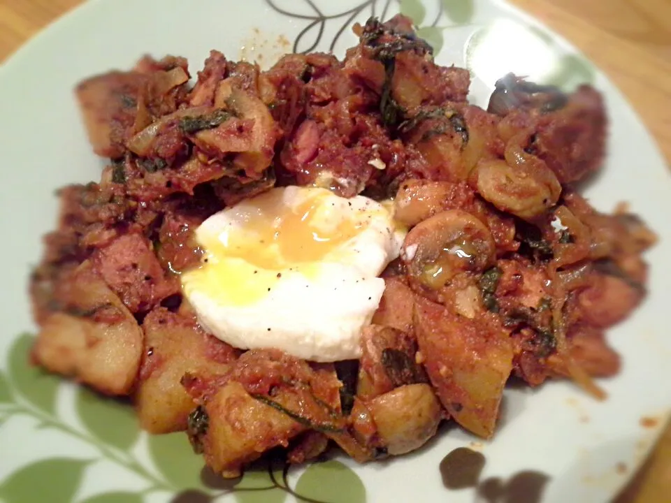 Chorizo hash topped with a poached egg|Fe's kitchenさん