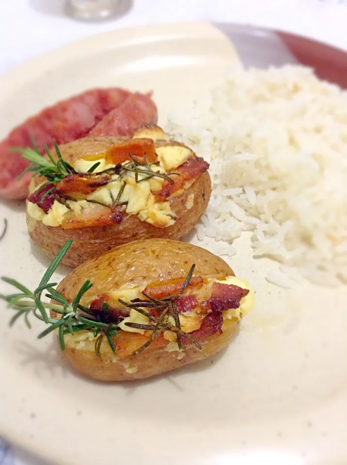 Batata recheada com cream cheese, bacon, alecrim e azeite|Fabi Shionoさん