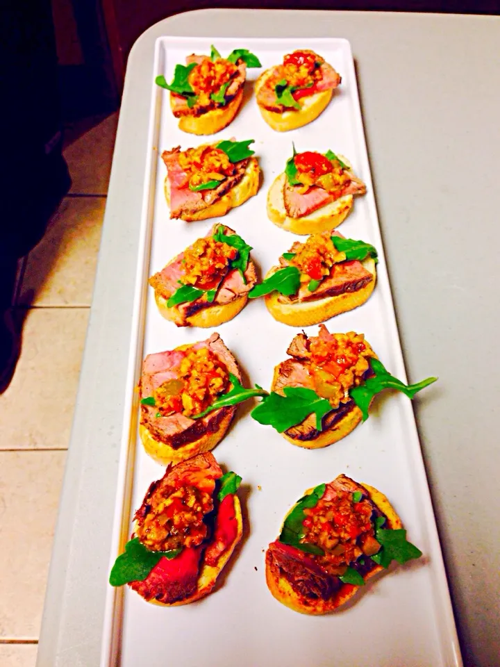 Beef tenderloin on crostini|Edgar Rodriguezさん