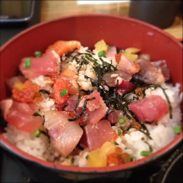 日替わり煮魚定食。今日はカレイでしたが、肝心のカレイのアップを撮り忘れましたヽ(´o｀；|うちださん