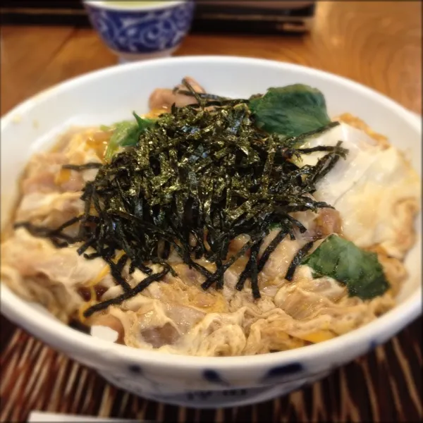 お蕎麦屋さんに来て、まさかの親子丼。
お蕎麦屋さんのだからこその美味しさがあるんですよ。きっとヽ(´o｀；|うちださん