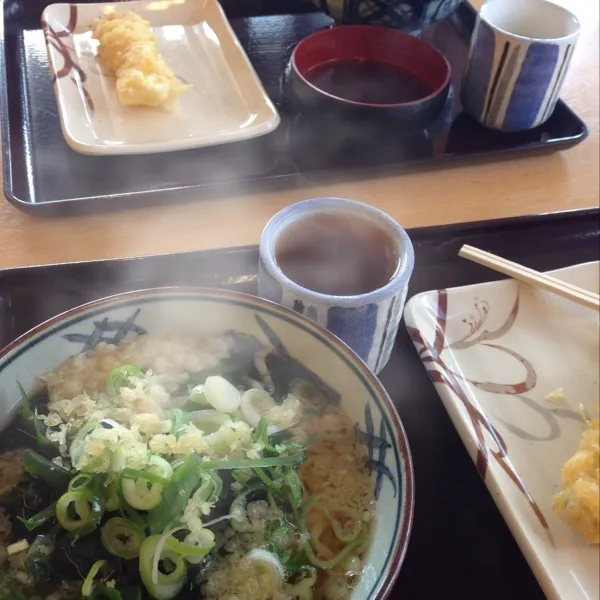 Snapdishの料理写真:仲良く大晦日にうどんをいただきます！|Ayaさん