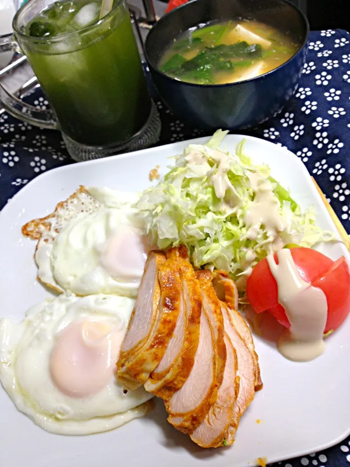 朝ごはん。目玉焼きダブルとタンドリーチキンとキャベツ|ハルさん