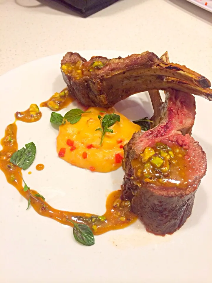 Rack of lamb #mint #pistachos #chilepiquin #matchpotatoes #withredchile #honey|andresさん