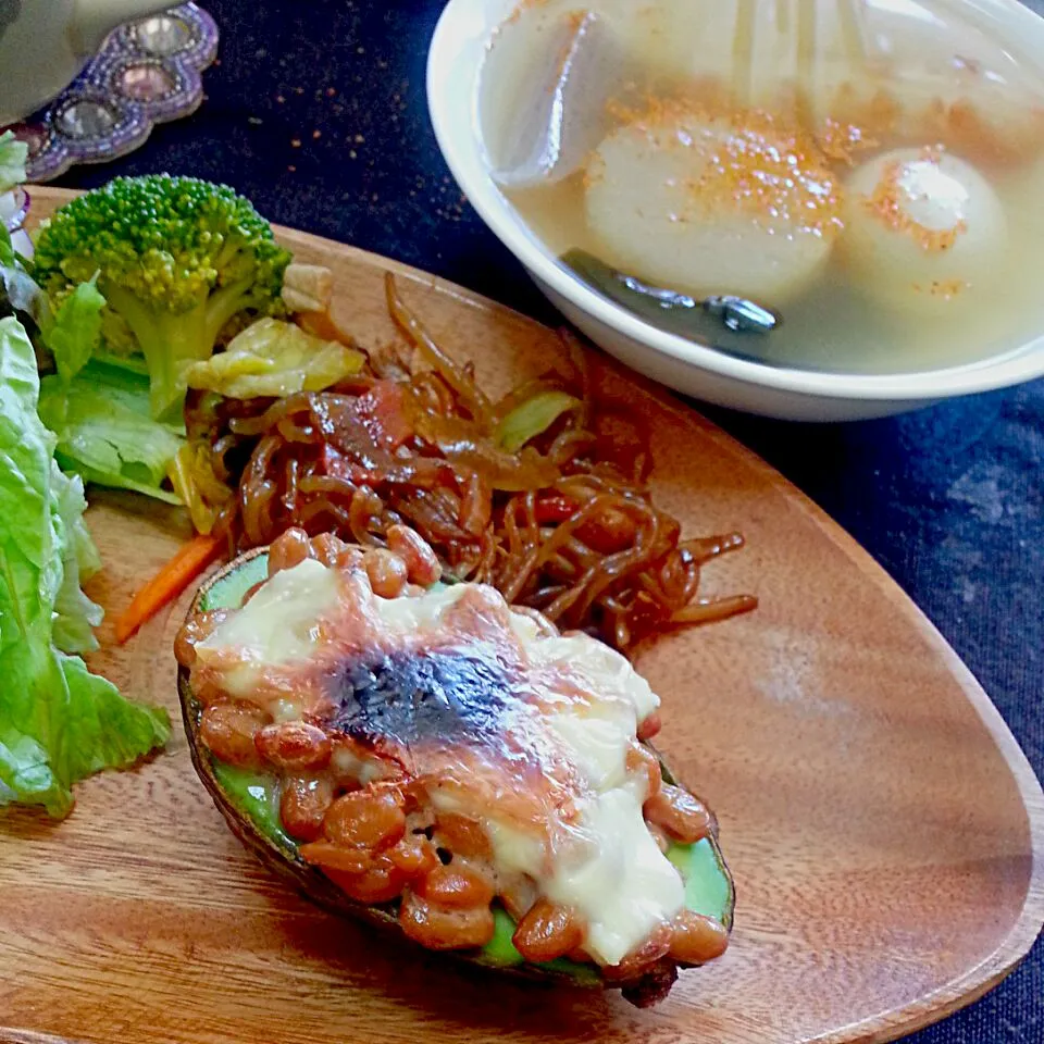 お昼ご飯。
アボカド納豆チーズ乗せ、
おでん
サラダ
蒟蒻焼そば
緑茶。|まゆさん