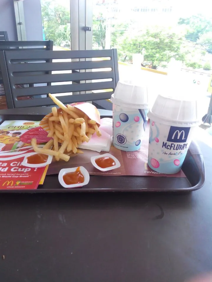 mcFlurry plus kentang goreng..|Andrew Gonzalvezさん