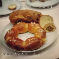 Snapdishの料理写真:パン教室で焼いたパン ( *˘╰╯˘*)♥|yumiさん