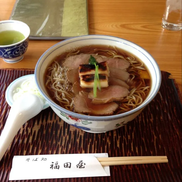 お茶飲みたくてそば屋へ。お茶あったまるわー。
カモ南蛮そば、ネギつき。|あややさん