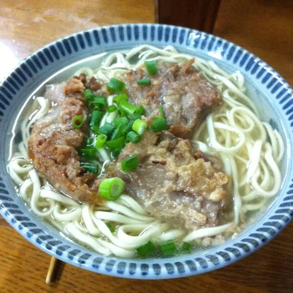 ここのそばは350円で激安。肉は軟骨までドロドロでうんまい！那覇にくると必ず食べによります。|あややさん