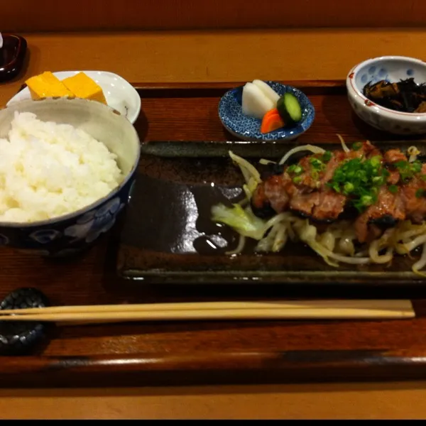 ここはいつ食べてもうまい！今日は肉定食にしたーー|あややさん