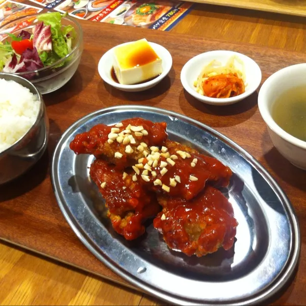 韓国料理でプリュなんとかかんとか。チキンの甘辛煮だったー。|あややさん