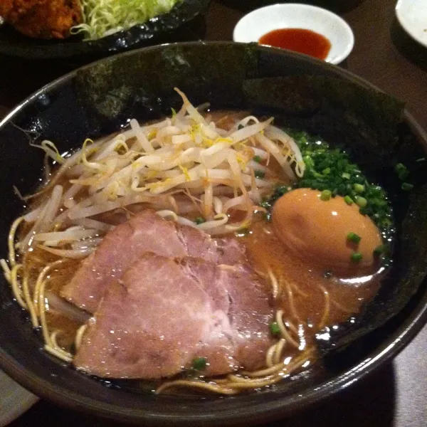 Snapdishの料理写真:マー油、黒ラーメン、ラーメンオイシーーデス。ギョウザも食べた。|あややさん