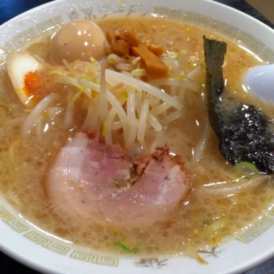 Snapdishの料理写真:卵食べたくなり、ラーメン屋に直行した！焼酎欲しくなるわー|あややさん