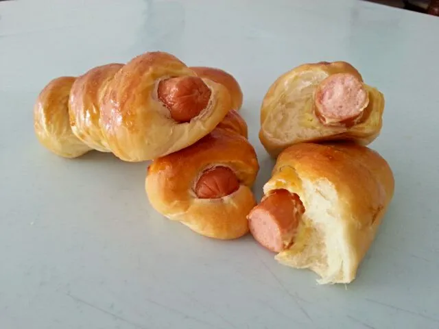 Snapdishの料理写真:cheesy sausage rolls|김지희さん