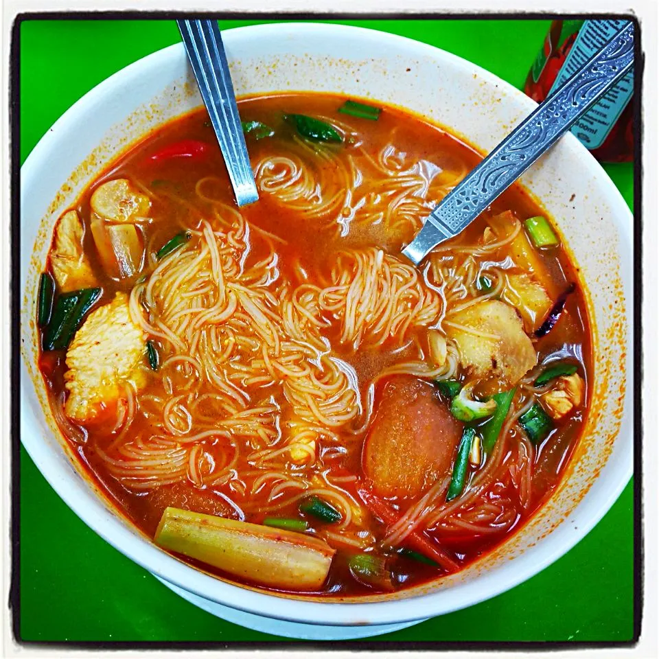 Snapdishの料理写真:Tomyum Ayam (Chicken) with Vermicelli noodles|Maliha Raoさん