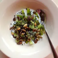 A bowl of yoghurt with fruit and seeds|Jane Woodsさん