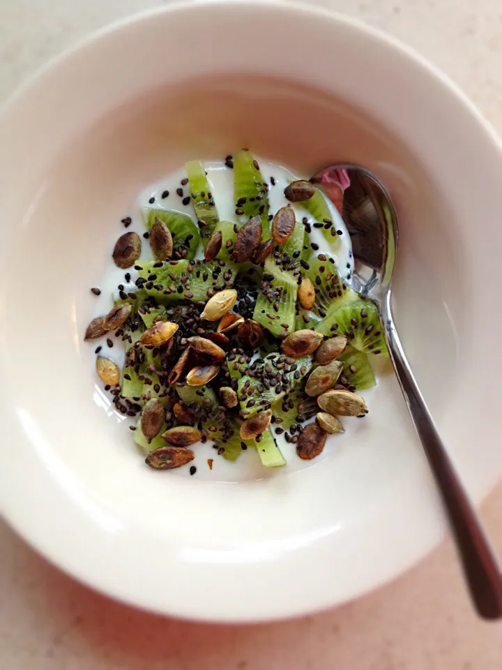 A bowl of yoghurt with fruit and seeds|Jane Woodsさん