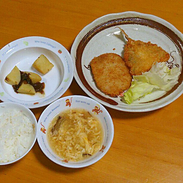 Snapdishの料理写真:今日の夕食
ロースカツ
あじフライ
じゃがいもとわかめの煮物
フカヒレスープ|ふみぃさん