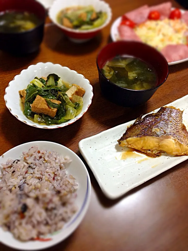 鯛の煮付け、しろ菜と厚揚げの煮物、十六穀米、スモークたんサラダ、大根とワカメのお味噌汁|あーさんさん